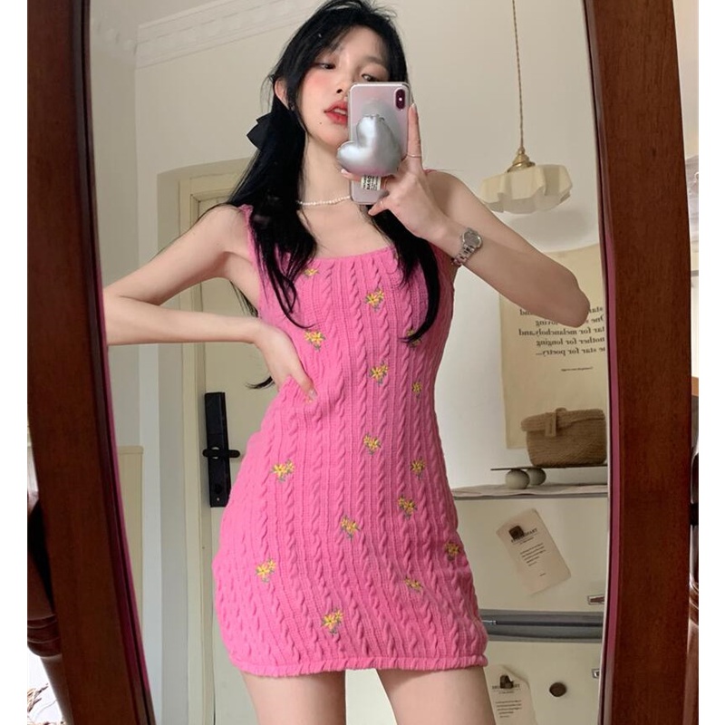 Đầm Dệt Kim Hai Dây Hoạ Tiết Hoa Thêu Thiết Kế Quyến Rũ