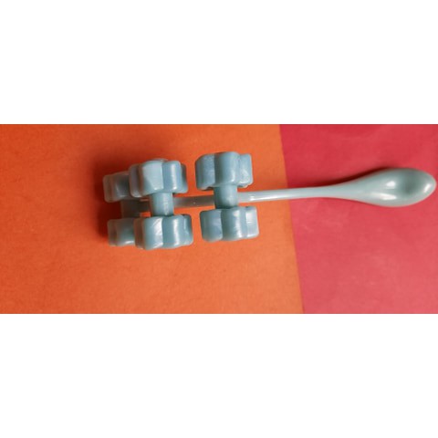 Cây lăn massage phần mặt , cổ , cằm