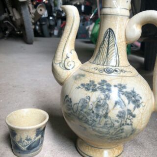 Bình đựng rượu và chén men rạn