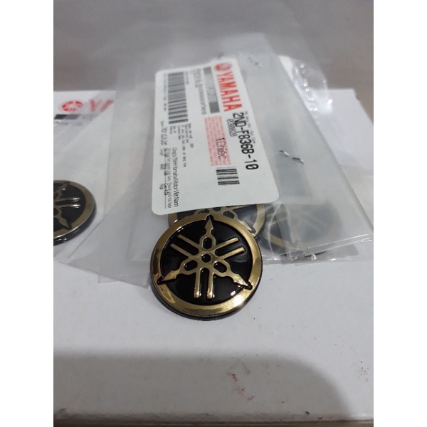 Logo nhựa nổi cứng mặt nạ Exciter 150 màu vàng.màu trắng Yamaha