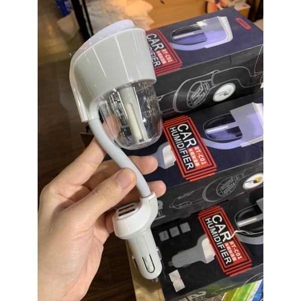 Máy tạo ẩm phun sương kèm tẩu sạc usb Remax trên oto xe hơi nhỏ gọn