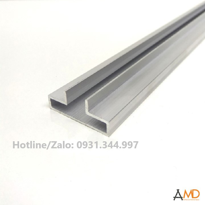 Thanh nhôm cài rãnh tấm gỗ slatwall trang trí shop thời trang cao cấp | Giá tốt