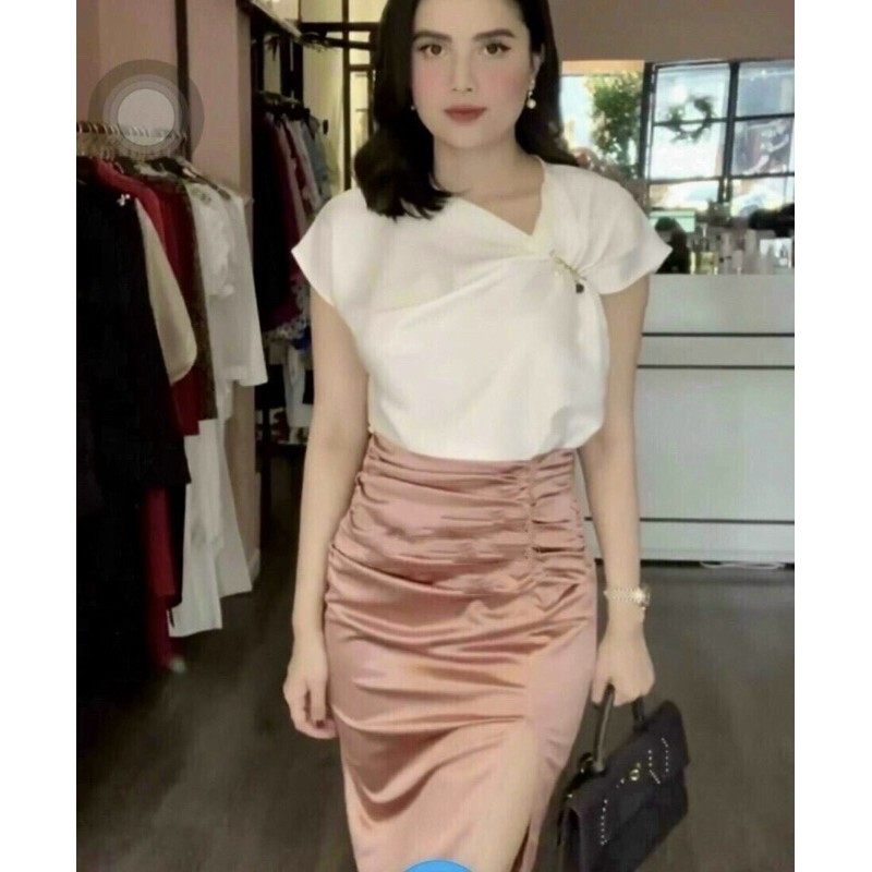 Sơ mi nhún ly cài khuy ngọc.