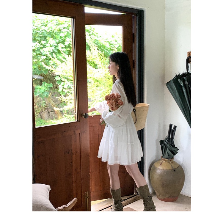 Đầm babydoll đũi trắng tay phồng phong cách boho kèm thắt lưng và dây buộc eo đơn giản, váy boho trắng tay phồng cổ trụ
