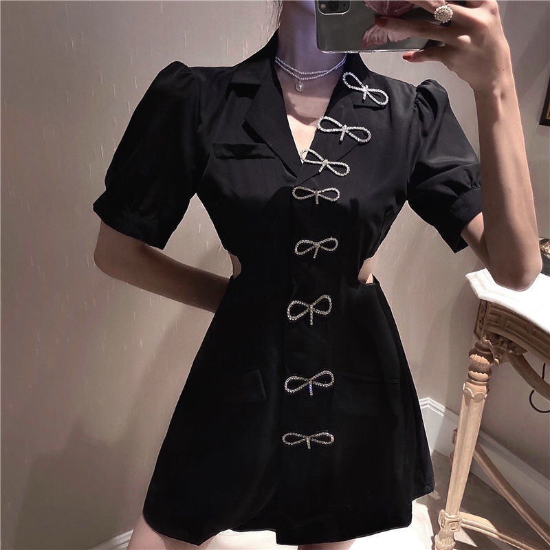 Váy cổ vest cut out eo đính nơ đá dáng ngắn chữ A siêu sang