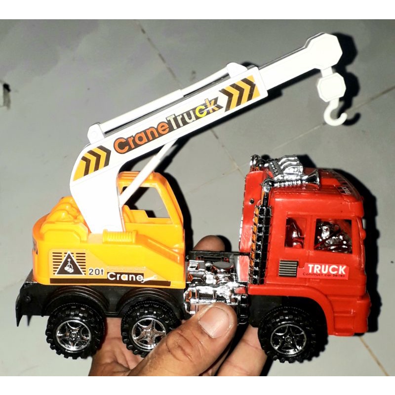 Một chiếc xe mô hình công trình bằng nhựa dài 20x14x12 cm