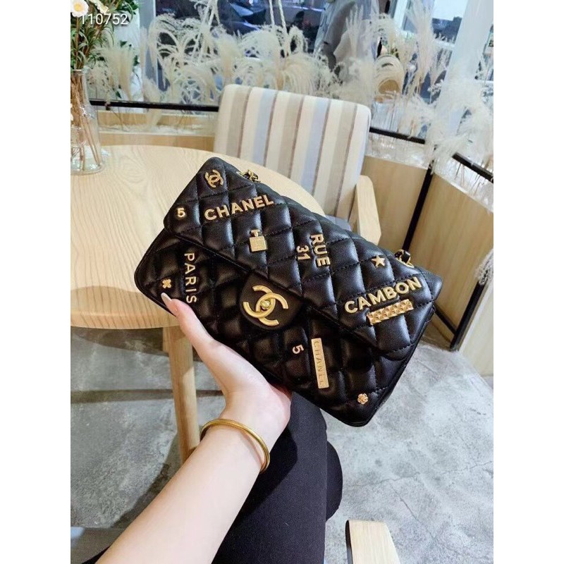 Túi đeo chéo hoạ tiết charm