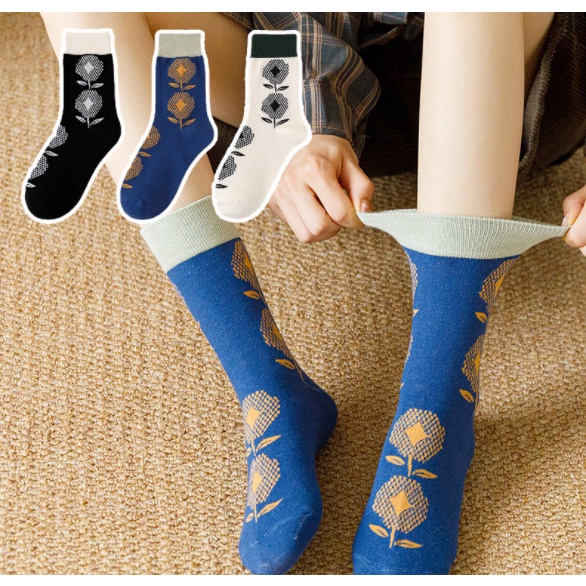 Vớ cao cổ Nam Nữ hình bông hoa phong cách trẻ trung, năng động.