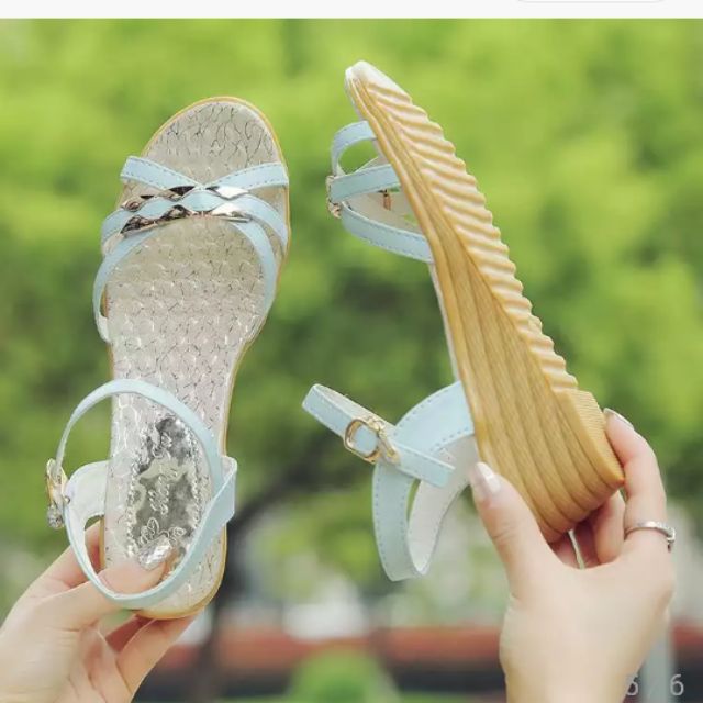 Giày đế xuồng xanh lơ cao năm phân mang đến cho bạn dáng đi thanh lịch nơi công sở và kiều diễm khi kết hợp với chân váy