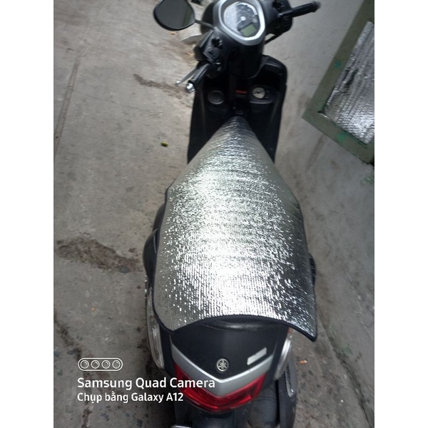 Tấm lót che yên xe máy chống nắng nóng loại lớn - đai chun to chắc chắn