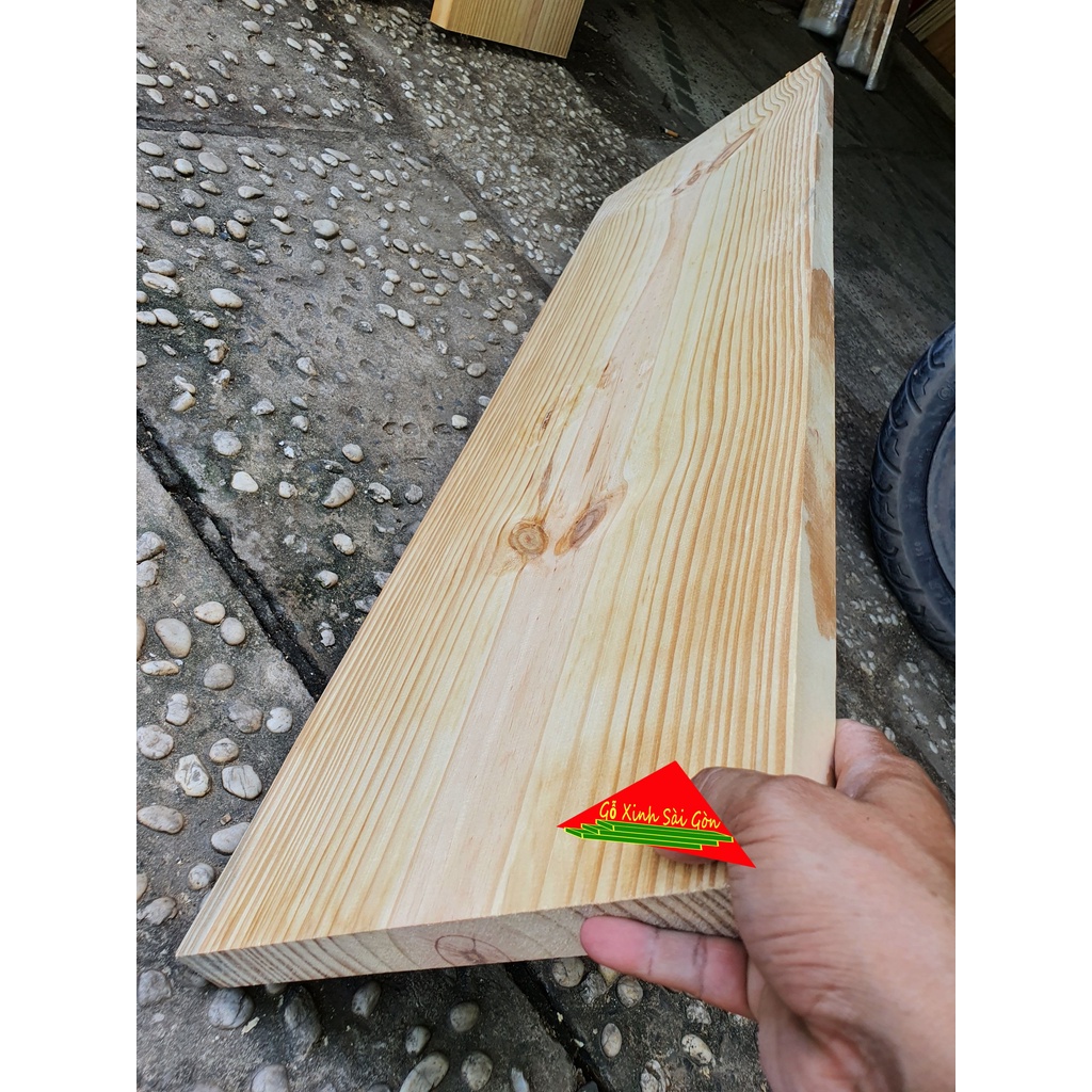 Tấm gỗ thông dày 3cm, rộng 24cm, dài 1m dùng làm kệ âm tường, xích đu, bậc cầu thang, trang trí, làm mặt bàn,mặt ghế