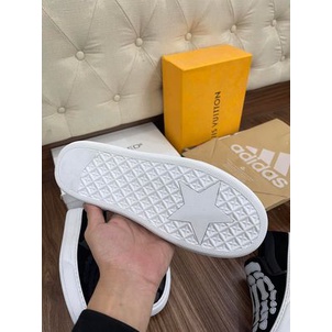 Giày nam nữ tôn dáng, đế cao, họa tiết xương tay cá tính.