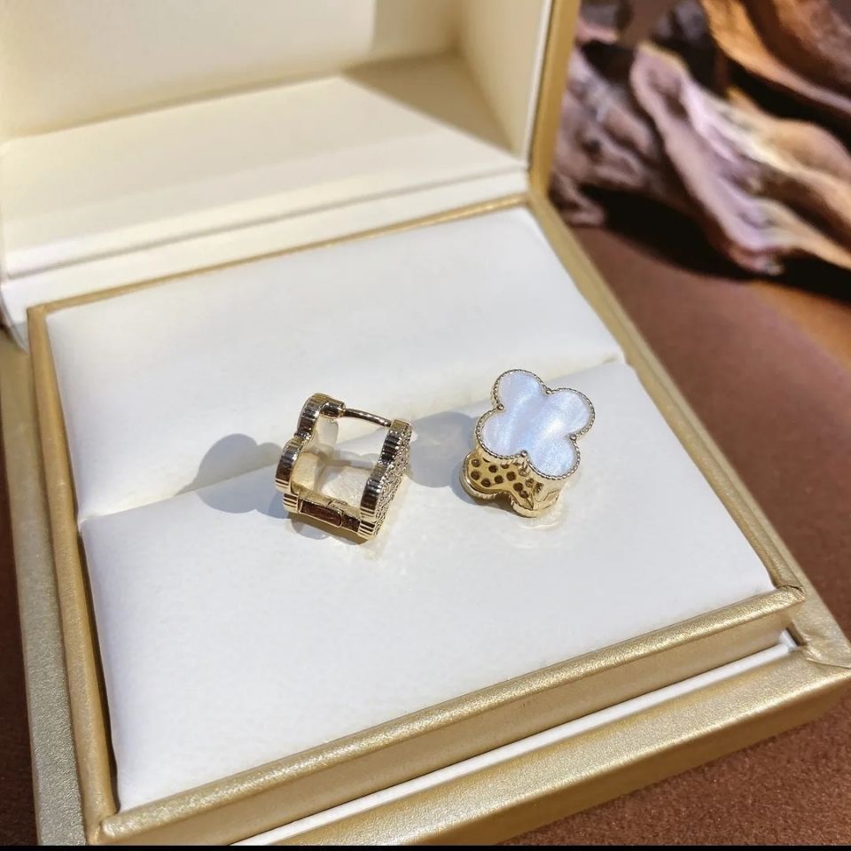 Bông Tai Hai Mặt Bằng Acrylic Nhẹ Hình Cỏ Bốn Lá Màu Bạc Sang Trọng Dành Cho Nữ