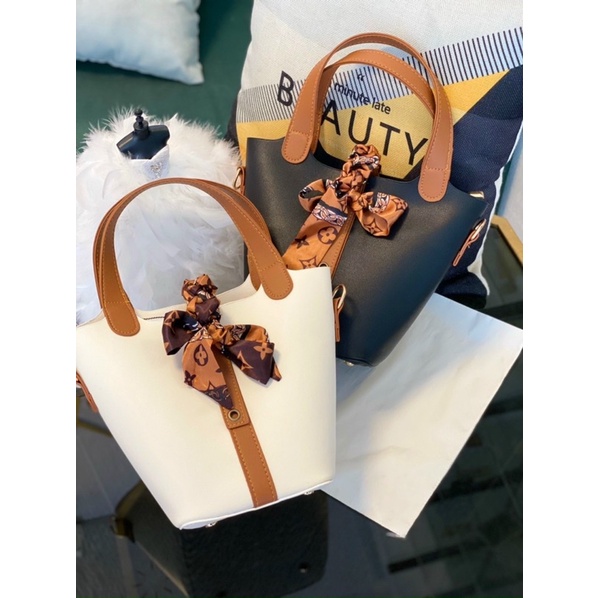 Túi Xách Quai Nâu Tặng Kèm Khăn Có Dây Đeo Chéo