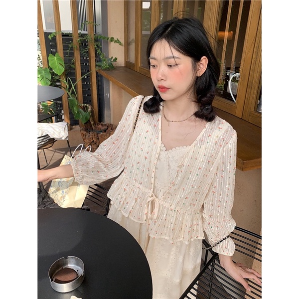 Farrah Top - Áo babydoll họa tiết nổi lấp lánh khoác ngoài cột dây cài nút dễ thương Purpleheart