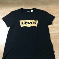 Áo Levis đen nhũ vàng.