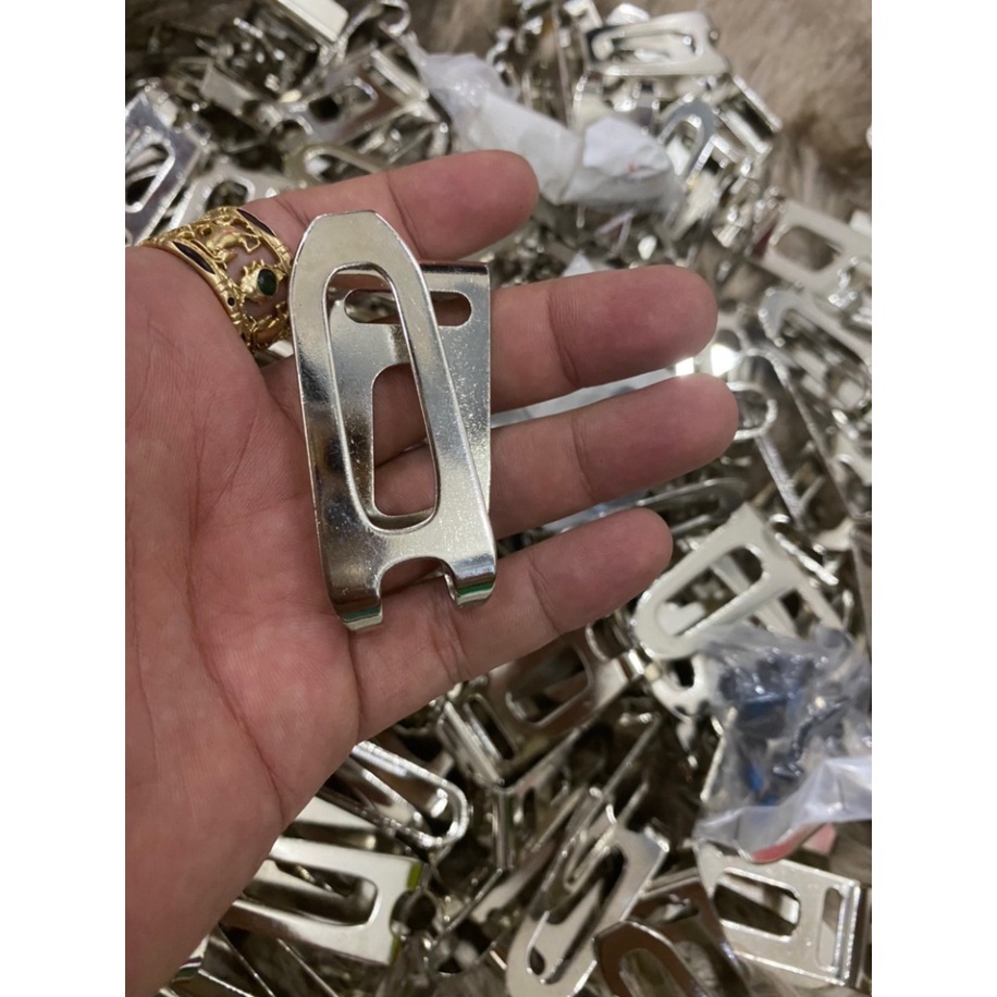 Móc treo máy khoan và vặn vít MAKITA 14.4V - 18V. treo máy vào thắt lưng hay túi đeo khi không sử dụng