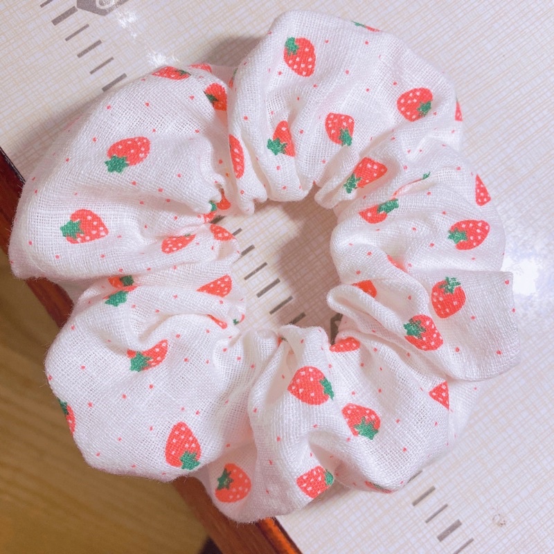 Scrunchies cột tóc hình quả dâu nhí