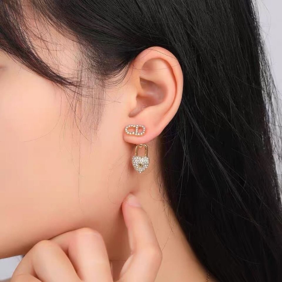 Khuyên Tai Dior Đơn Giản Bằng Thép Titan In Logo Chữ Cái / Cá Nhân / Tinh Tế / Thanh Lịch Cho Nữ