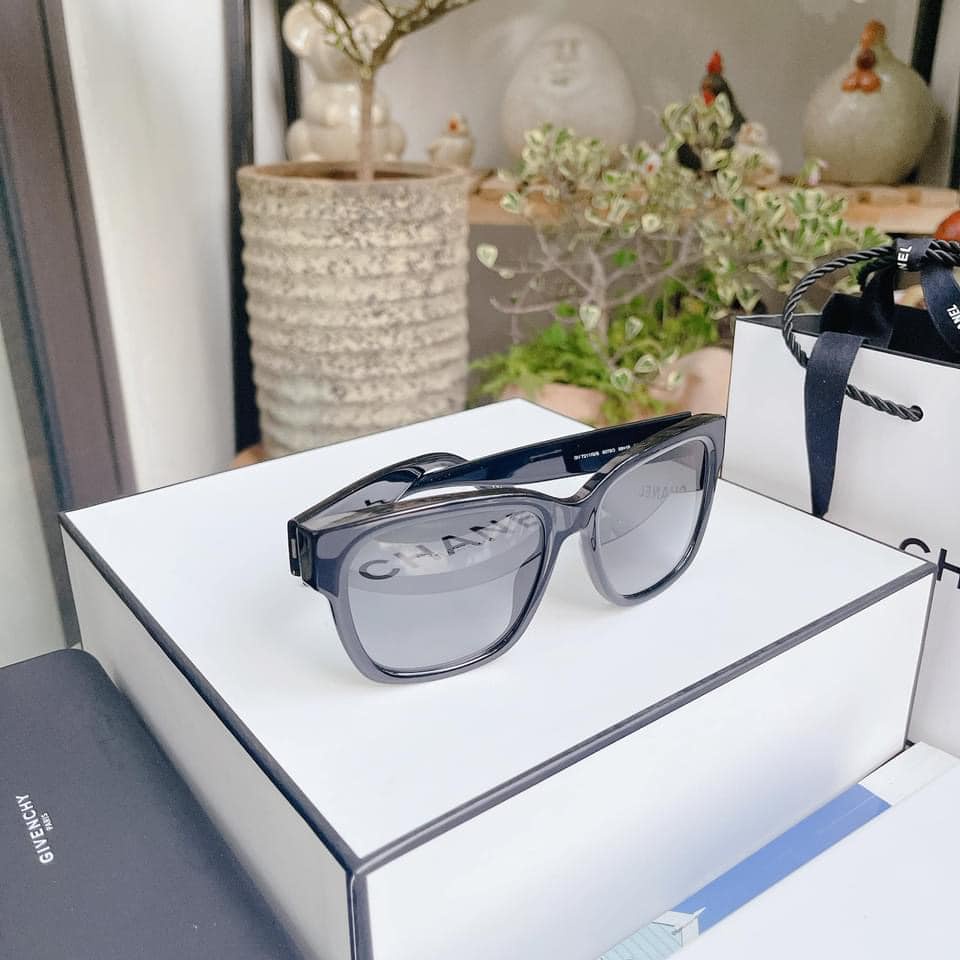 Kính Mát Givenchy GV7211/G/S 8079O dáng vuông gọng đen