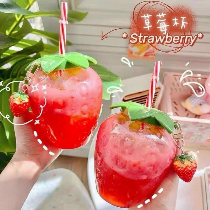 Bình nước dâu tây dễ thương (kèm ống hút và móc khoá)