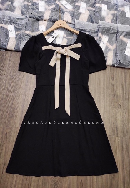 Đầm ngắn cổ vuông bèo cột dây nơ