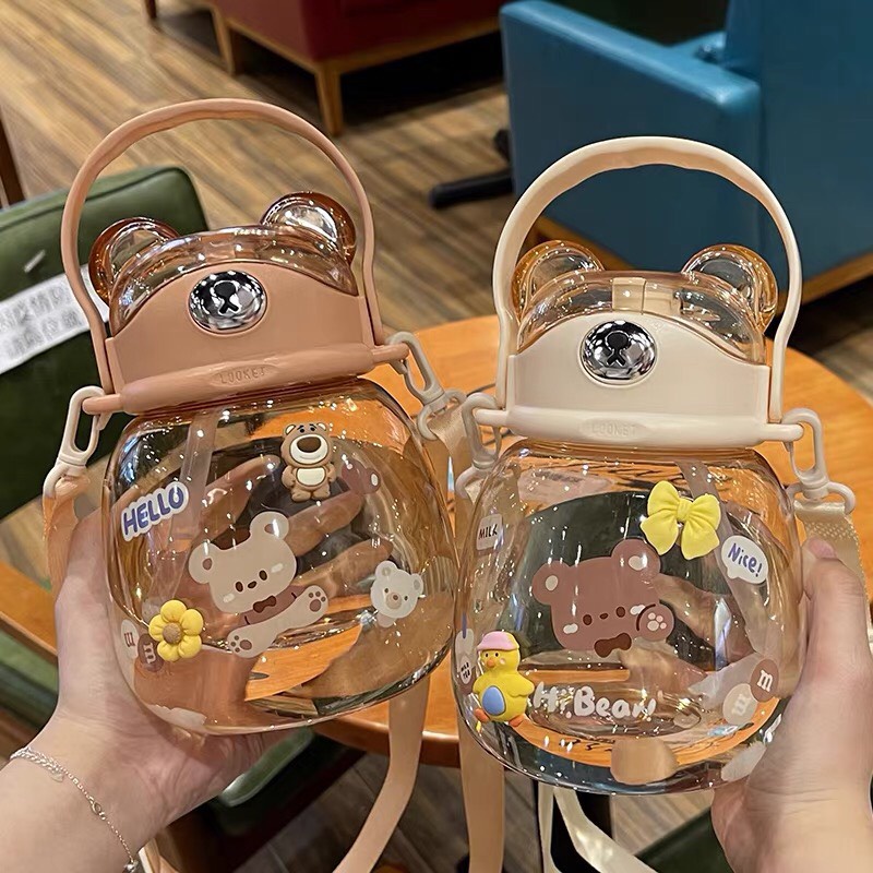 Bình nước cute hình gấu 1300ml dễ thương có quai xách và ống hút cô gái, bình đựng nước cho bé