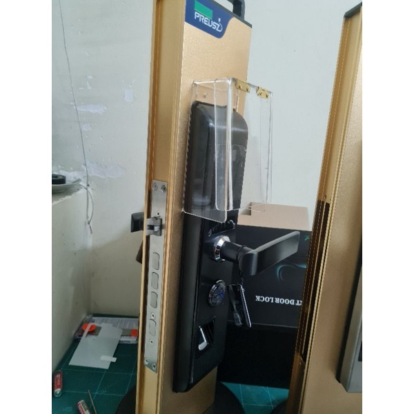 Ốp ngoài trời che mưa cho khóa cửa vân tay