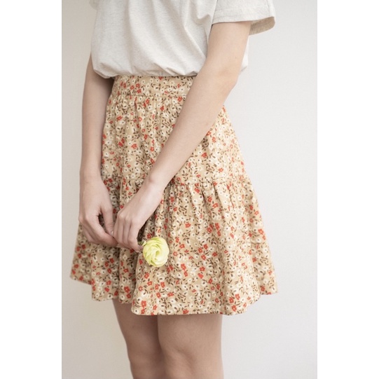 Chân váy ngắn nữ MADELEN dáng xòe màu hoa be xinh xắn | BigBuy360 - bigbuy360.vn