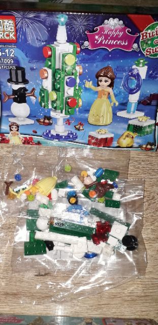 Lắp ráp 1 hộp LegoHappy Princess 67009 có nhiều chi tiết bằng nhựa ABS