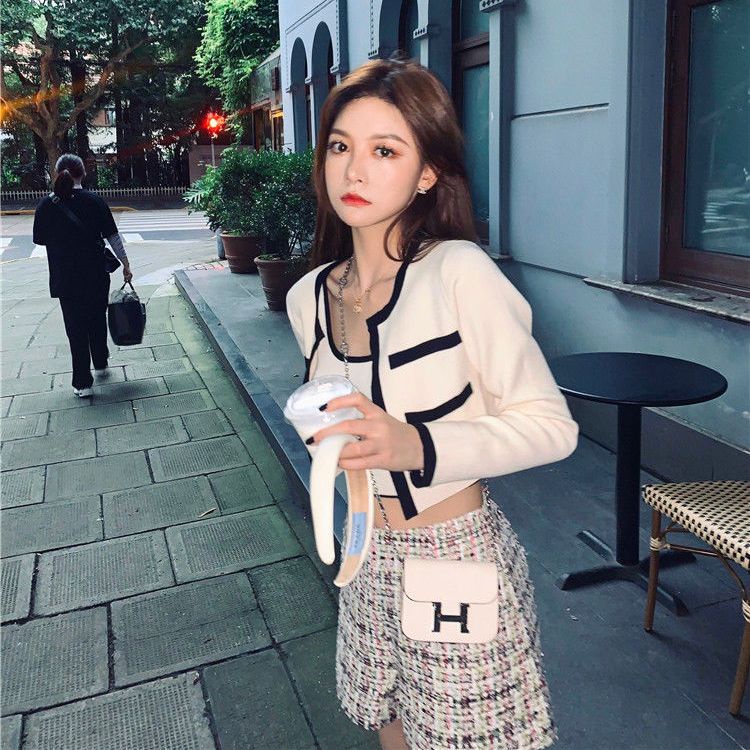 Bộ Áo Khoác Cardigan Dệt Kim Dáng Ngắn Phối Màu Tương Phản + Áo Hai Dây Thời Trang Cho Nữ