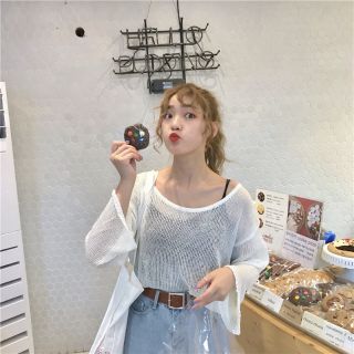 A-032: áo len móc tay loe điệu đà