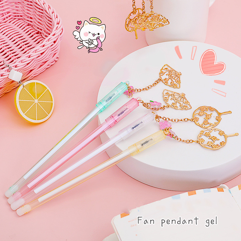 Bút mực gel đen có dây quạt tòn ten đáng yêu cho học sinh