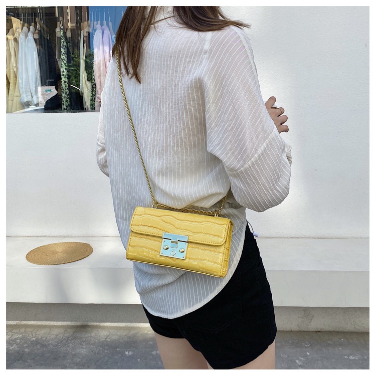 Túi đeo chéo hình vuông nhỏ phối dây xích thời trang
