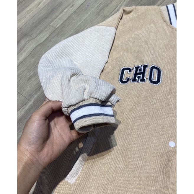 Áo khoác bomber nhung tăm chữ thêu nam nữ phong cách Hàn Quốc