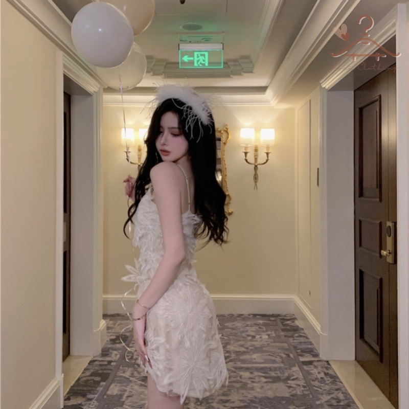 Đầm hai dây ren trắng phối lông vũ sexy điệu đà, váy hai dây quyến rũ