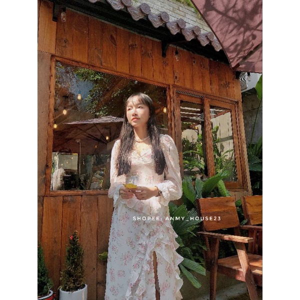 Đầm maxi trắng hoa hồng cổ tim viền ren tay dài phồng xẻ đùi Destiny Rose Bandarsaya