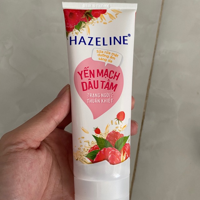 Sữa rửa mặt dưỡng ẩm sáng da Hazeline Yến Mạch Dâu Tằm 100g