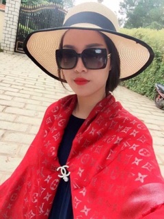 Khăn Vuông đỏ nhũ trắng ( len đỏ )