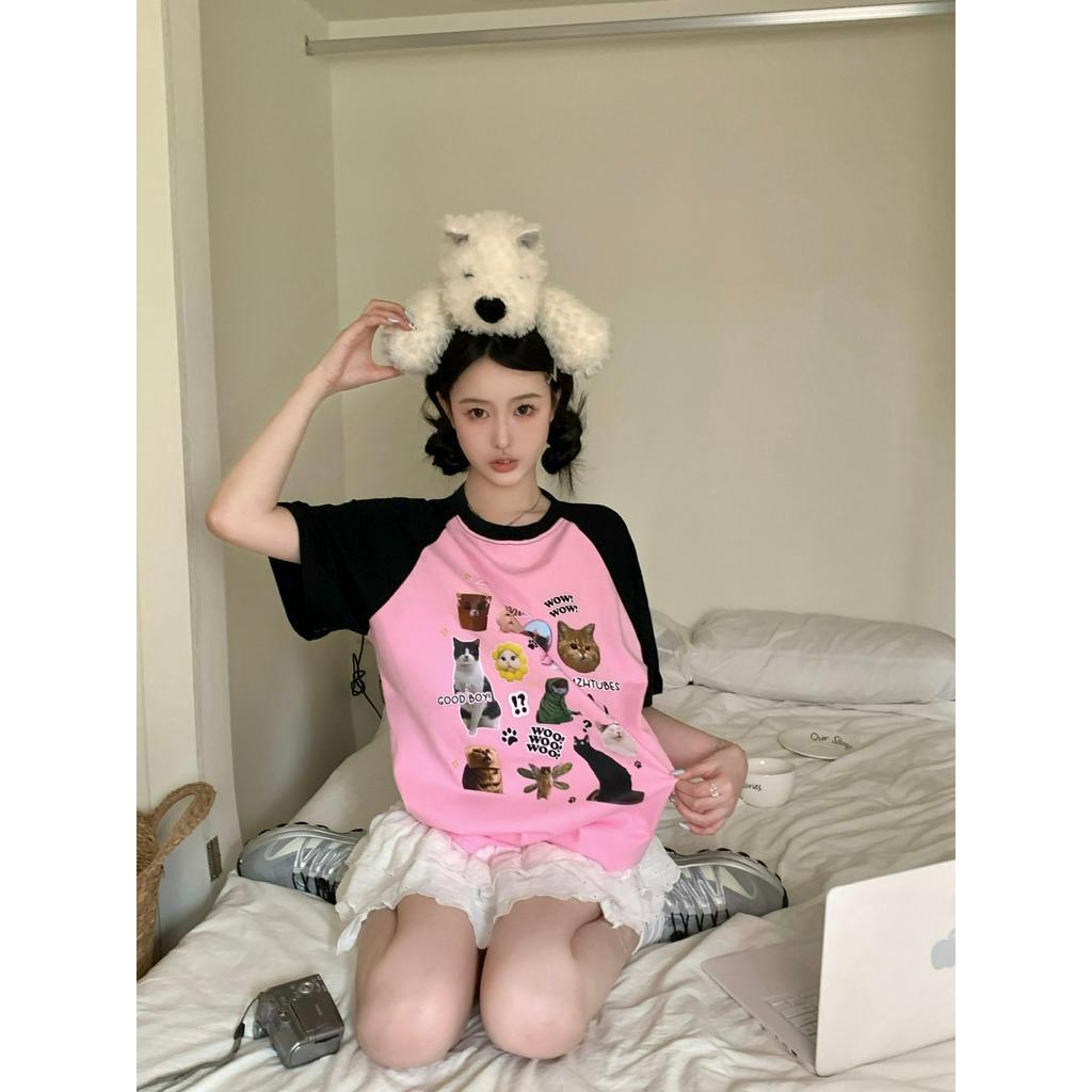 「 WELOVE1 」Áo Thun Nữ Tay Ngắn Lệch Vai In Họa Tiết Mèo Màu Đen / Hồng