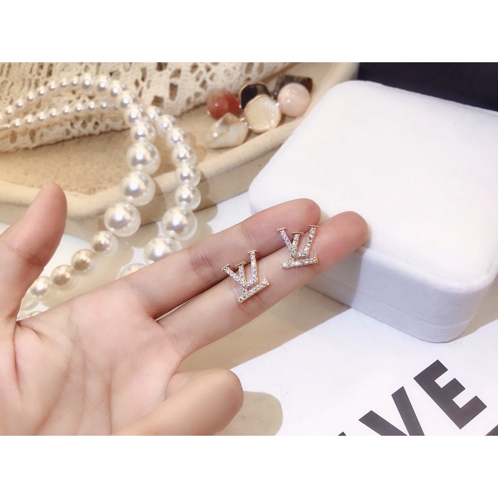 LOUIS VUITTON Khuyên Tai Tròn Bằng Thép Titan In Logo LV Thời Trang