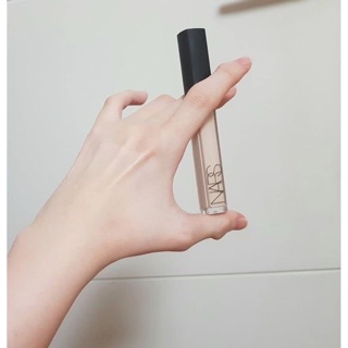Kem che khuyết điểm Nars