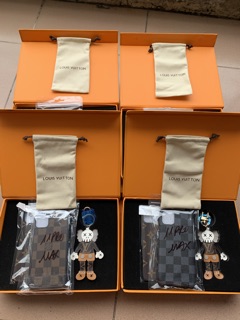 Bộ quà tặng: Ốp LV + móc khoá KAWS fullbox