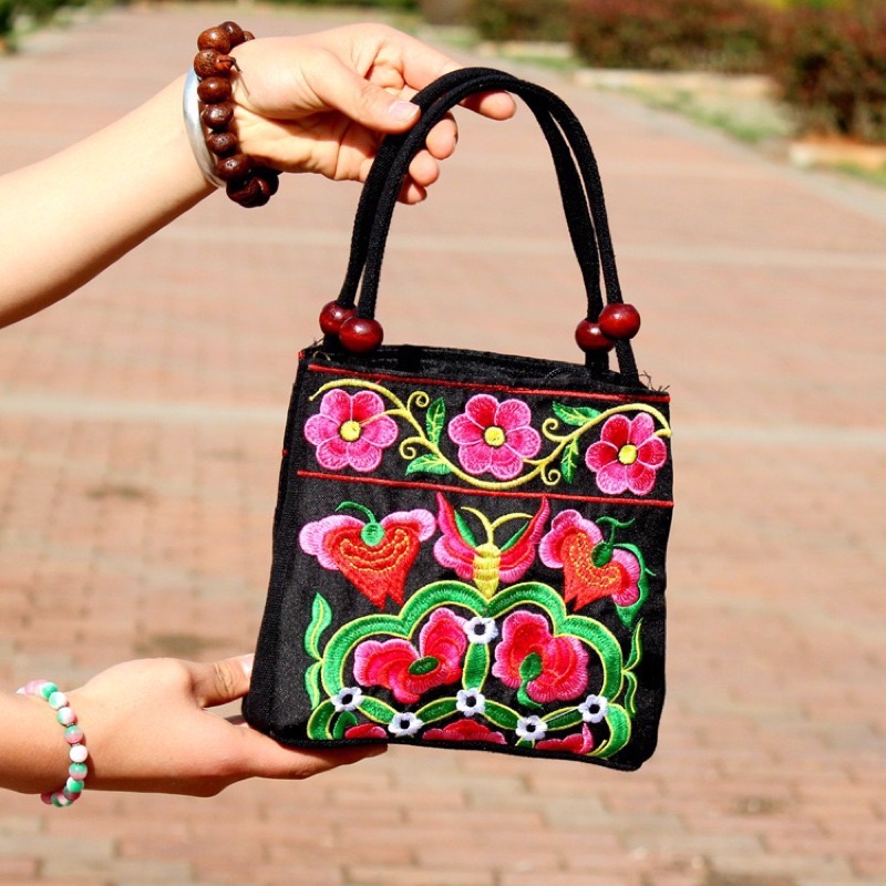 Túi thổ Cẩm quai cúc gỗ thêu 2 ngăn