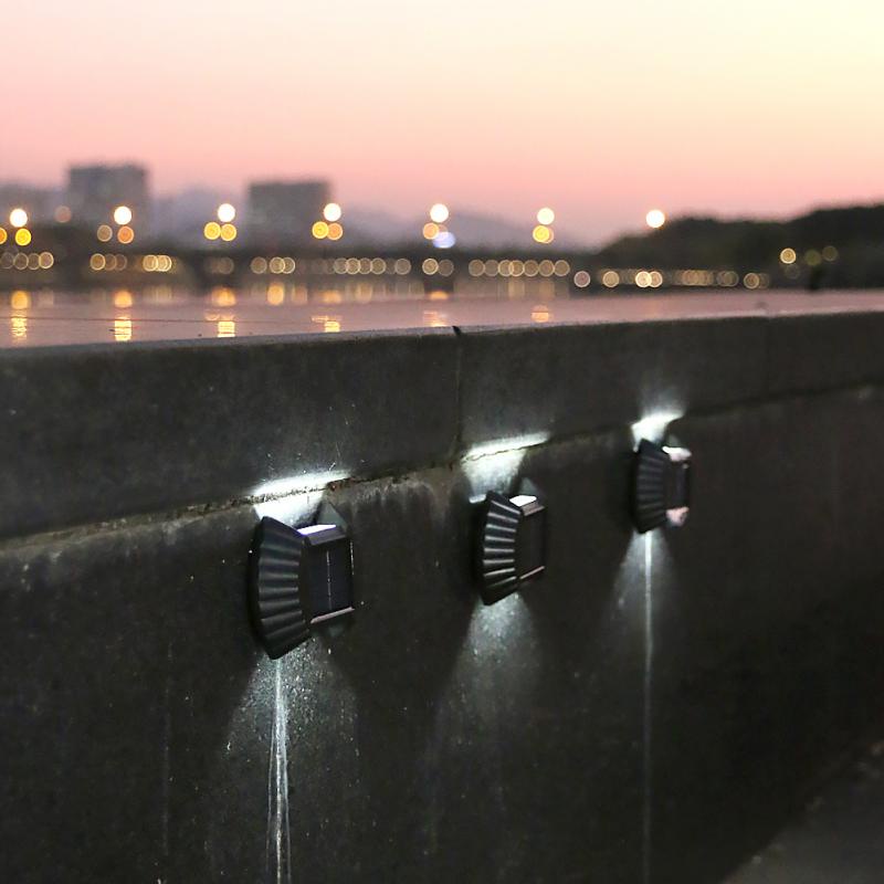 Đèn Led 2 / 8 Bóng Gắn Tường Sử Dụng Năng Lượng Mặt Trời Chống Thấm Nước Trang Trí Cầu Thang Ngoài Trời