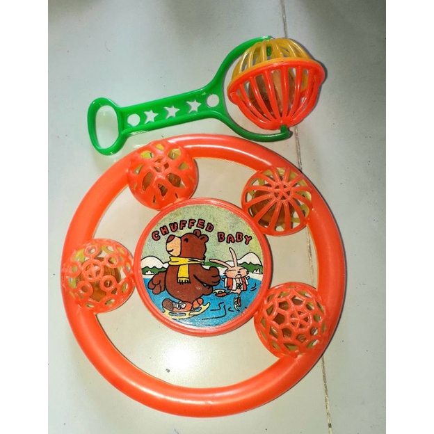 Hai cái lục lạc bằng nhựa cho bé