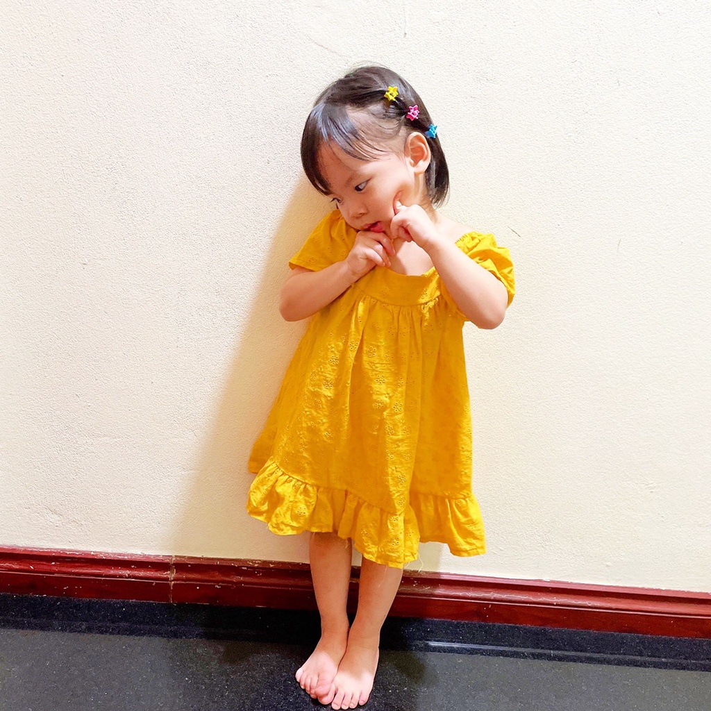 Đầm bé gái dáng suông màu vàng chất đũi thêu