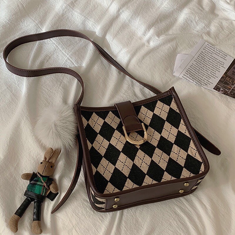 Túi tote họa tiết quả trám phối viền da nâu có khóa kéo style vintage P105