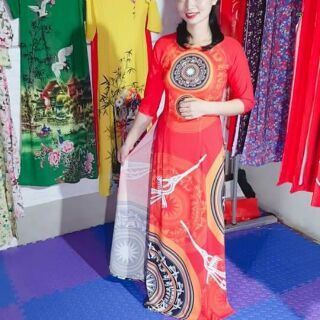 Áo dài truyền thống cổ tròn in 3D hình trống đồng màu đỏ.