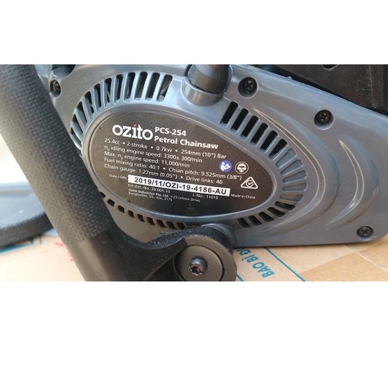 Cưa xích xăng 2 thì Ozito lam 2 tấc rưỡi